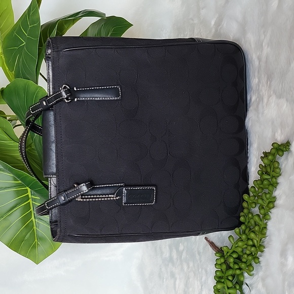 Authentic COACH mini lunch tote. - Picture 1 of 11
